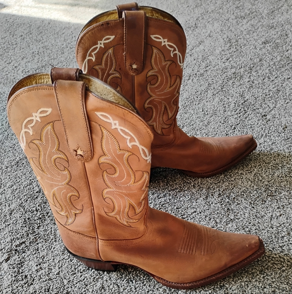 Stylish Tony LamaTan Western Boots for Women